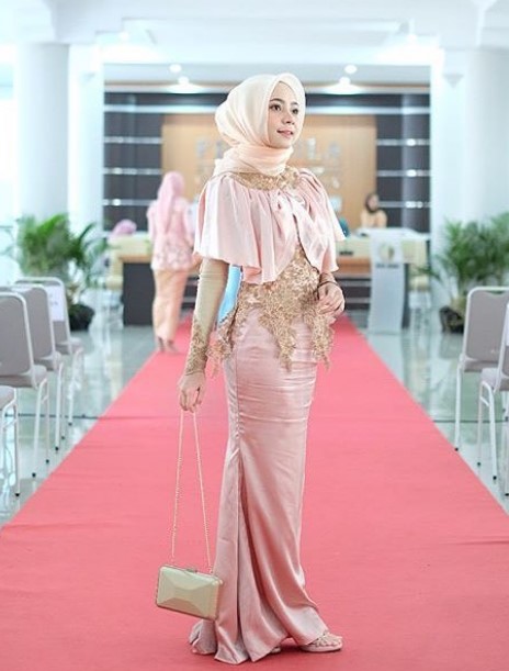 Baju Gamis Pesta Mewah Dan Elegan Cape Sabrina Satin Payet Soft Peach