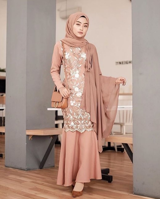 Baju Gamis Pesta Mewah Dan Elegan Rok Duyung Selendang Bahu Brokat Satin Peach