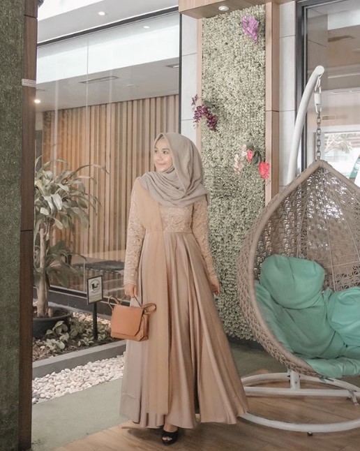 Baju Gamis Pesta Mewah Terkini Modern Brokat Satin Sifon Selendang Bahu Soft Cream