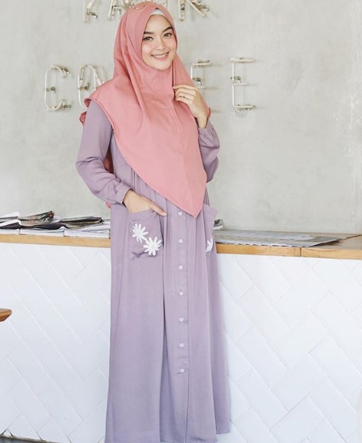Baju Gamis Tanah Abang Online Model Syar’i Aksen Kancing Depan dan Bunga Lavender