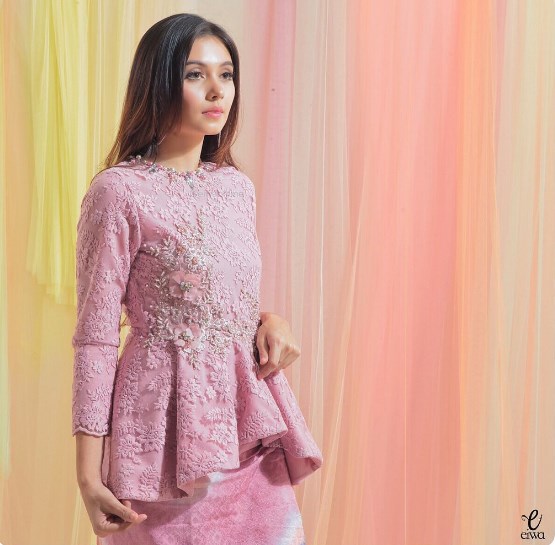 Baju Kebaya Brokat Terbaru Model Peplum Dusty Ungu
