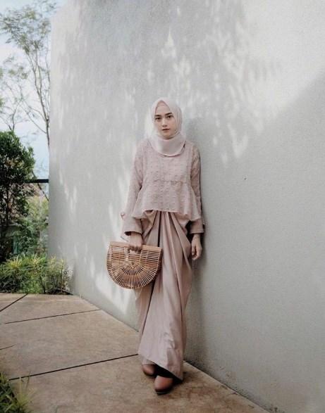 Baju Kebaya Brokat Terbaru Model Peplum Nude Krem