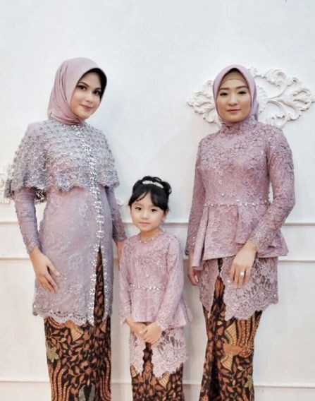 Baju Kebaya Brokat Terbaru Model Peplum Soft Purple