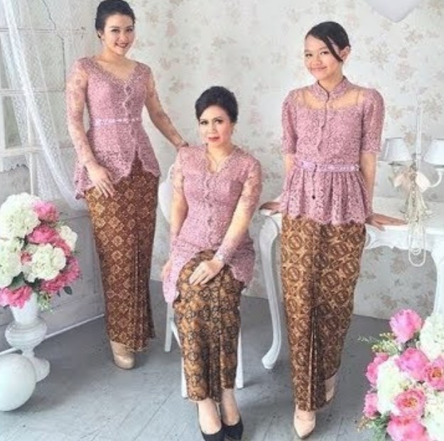 Baju Kebaya Brokat Terbaru Model Peplum Ungu Muda
