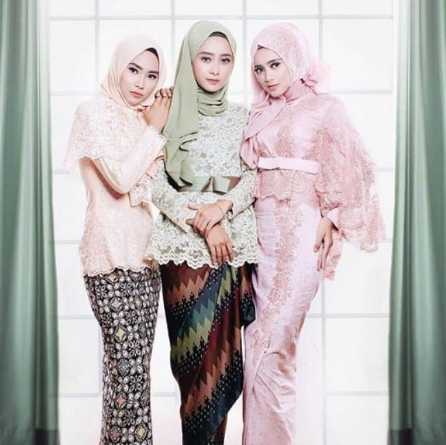 Baju Kebaya Brokat Terbaru Model Peplum Warna Pastel