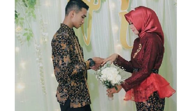 Baju Kebaya Couple Peplum Bahan Organza Maroon