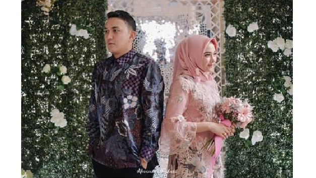 Baju Kebaya Couple Terbaru Model Lengan Lonceng Peach