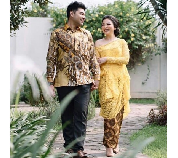 Baju Kebaya Couple Terbaru Model Sabrina Kuning