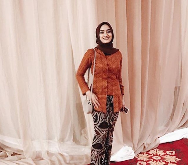 Baju Kebaya Kutubaru Bahan Embos Coral