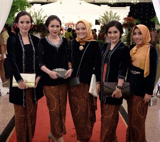 Baju Kebaya Kutubaru Bahan Embos Hias Payet Hitam