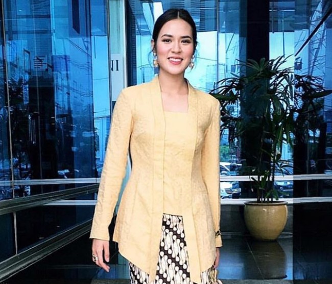 Baju Kebaya Kutubaru Bahan Embos Kuning Soft Ala Raisa