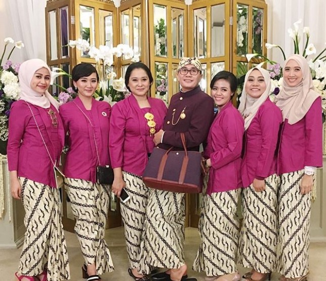 Baju Kebaya Kutubaru Bahan Embos Magenta