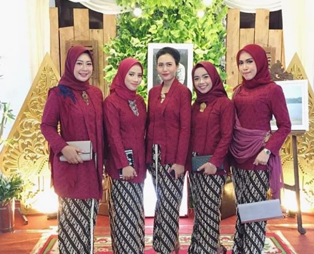 Baju Kebaya Kutubaru Bahan Embos Maroon