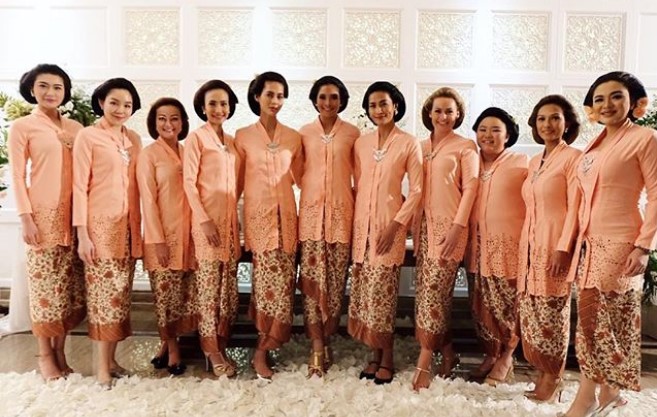 Baju Kebaya Kutubaru Bahan Embos Panjang Peach