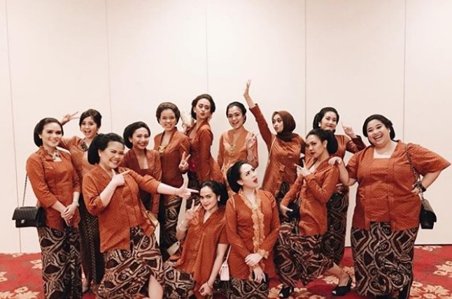 Baju Kebaya Kutubaru Bahan Embos Renda coral