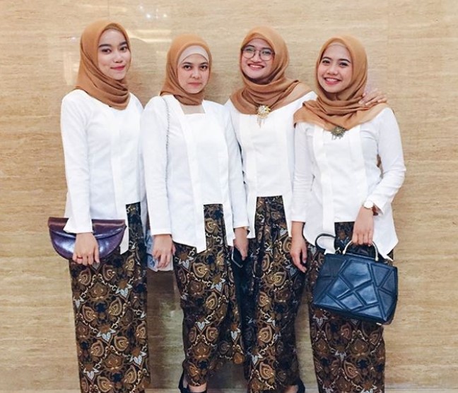 Baju Kebaya Kutubaru Bahan Embos Warna Putih