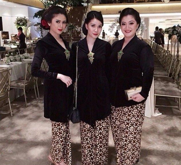 Baju Kebaya Kutubaru Bludru Hitam