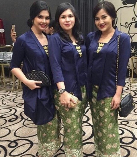 Baju Kebaya Kutubaru Bludru Navy
