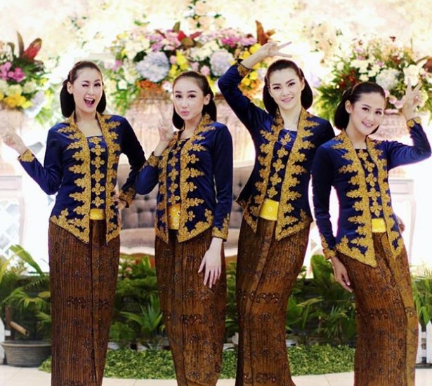 Baju Kebaya Kutubaru Bludru Renda Navy Gold