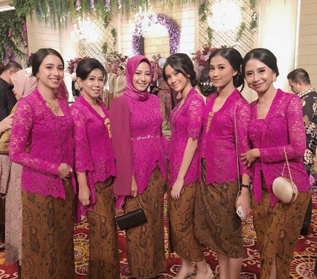 Baju Kebaya Kutubaru Brokat Magenta