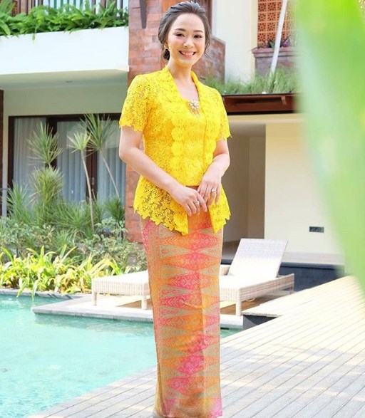 Baju Kebaya Kutubaru Brokat Modern Kuning