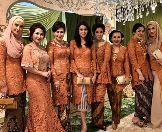 Baju Kebaya Kutubaru Brokat Panjang Coral