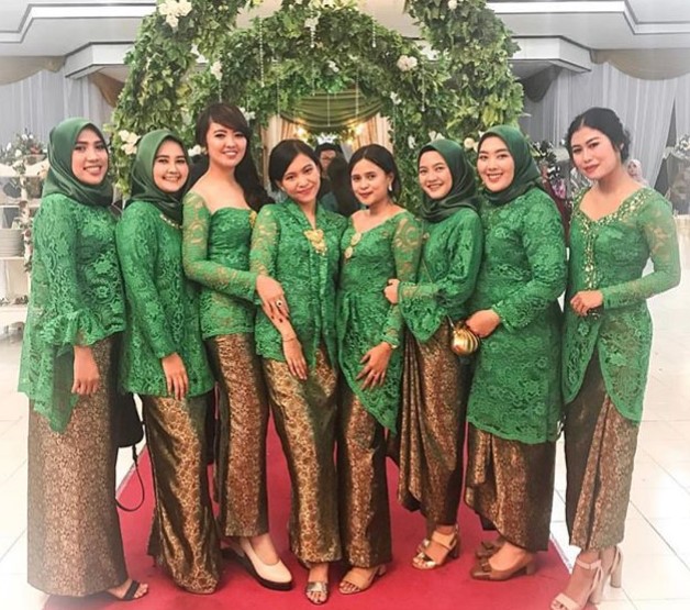 Baju Kebaya Kutubaru Brokat Panjang Hijau Tua