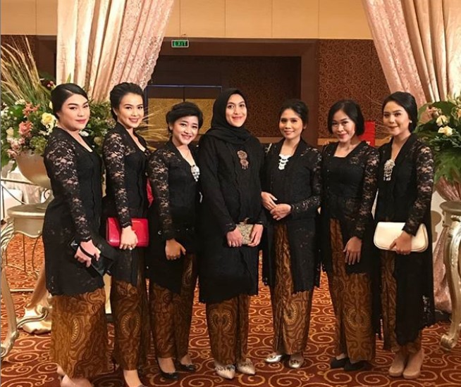 Baju Kebaya Kutubaru Brokat Panjang Hitam