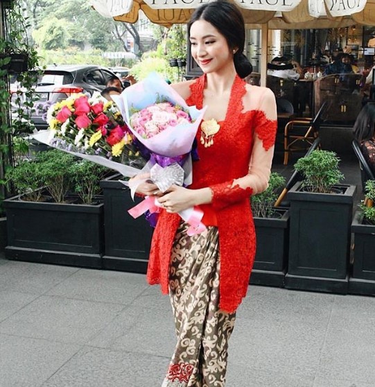 Baju Kebaya Kutubaru Brokat Panjang Merah Cabe