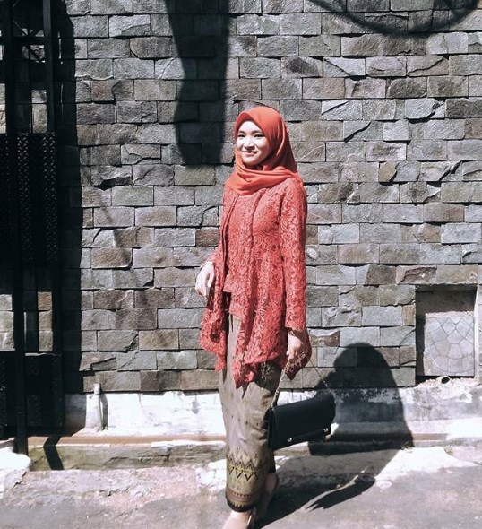 Baju Kebaya Kutubaru Brokat Panjang Merah Tua