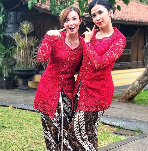 Baju Kebaya Kutubaru Brokat Panjang Merah