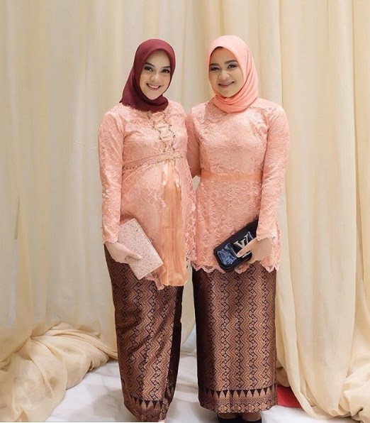 Baju Kebaya Kutubaru Brokat Panjang Modern Peach