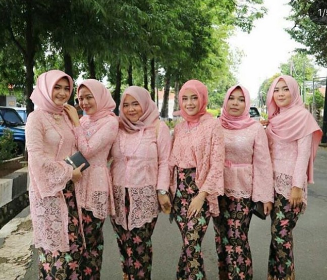 Baju Kebaya Kutubaru Brokat Panjang Pink Peach