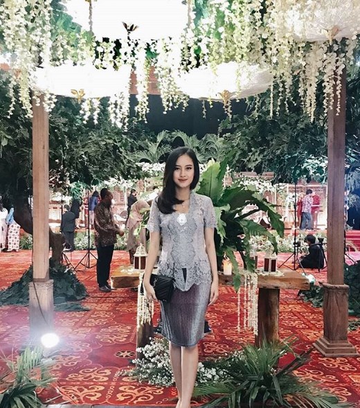 Baju Kebaya Kutubaru Brokat Pendek Abu Muda