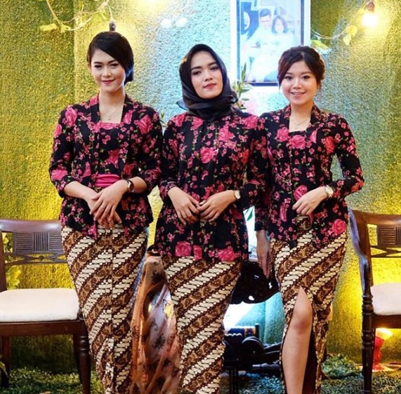 Baju Kebaya Kutubaru Motif Bunga Hitam Pink