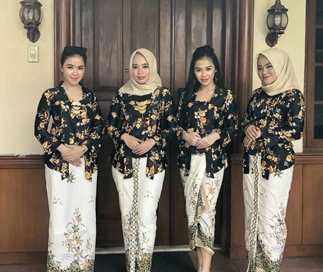 Baju Kebaya Kutubaru Motif Bunga Hitam