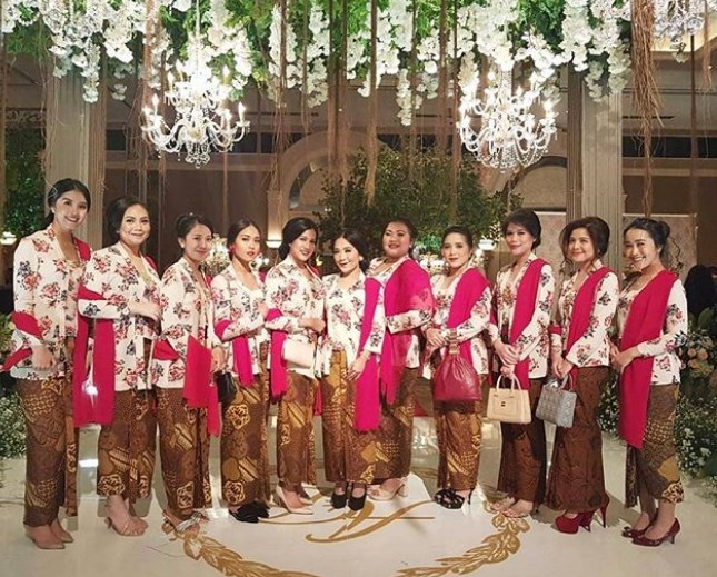 Baju Kebaya Kutubaru Motif Bunga Merah Putih