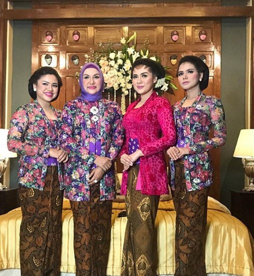 Baju Kebaya Kutubaru Motif Bunga Pink Navy