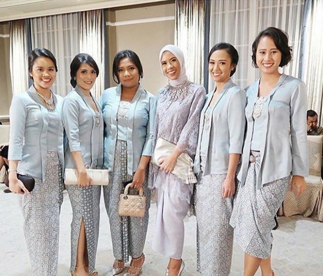 Baju Kebaya Kutubaru Satin Abu Muda