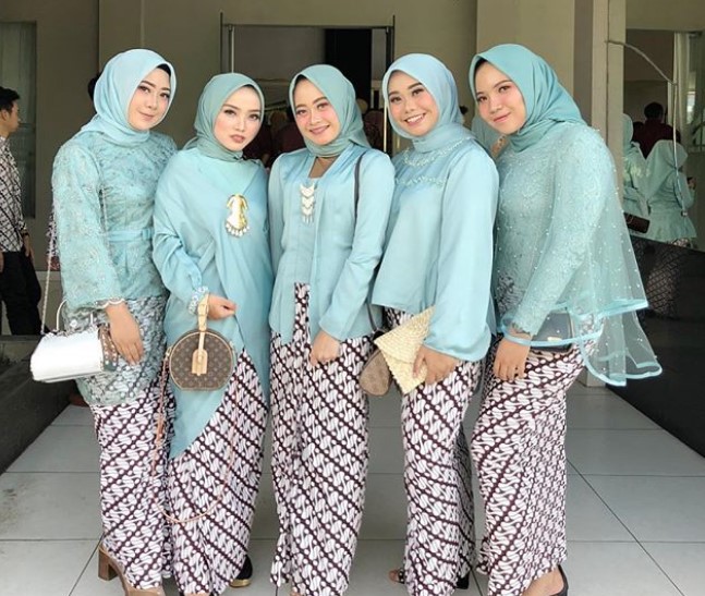 Baju Kebaya Kutubaru Satin Biru Langit