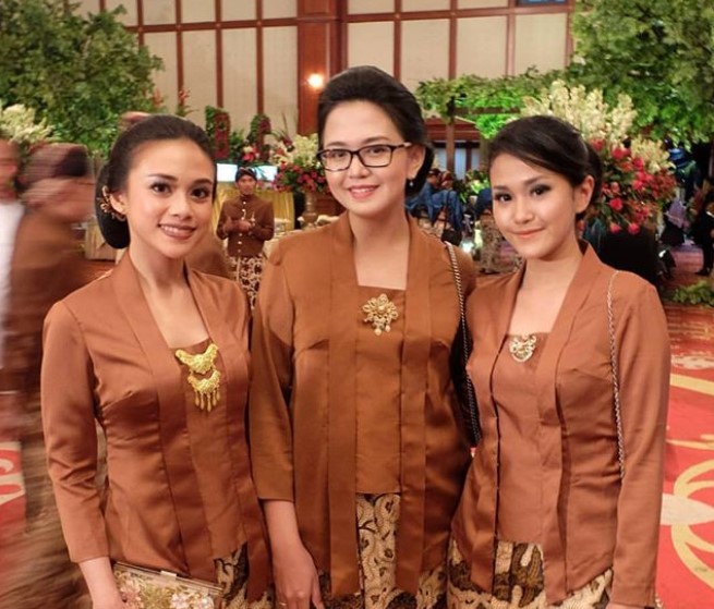 Baju Kebaya Kutubaru Satin Coral