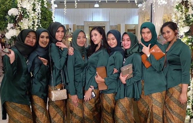 Baju Kebaya Kutubaru Satin Hijau Botol