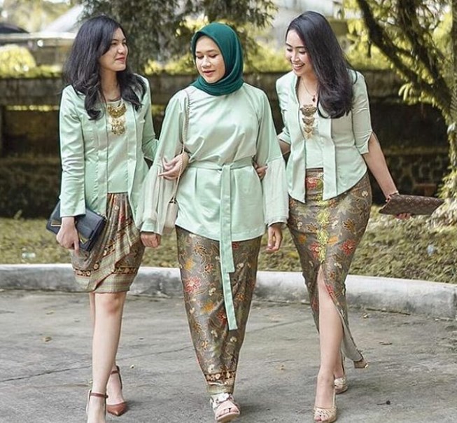 Baju Kebaya Kutubaru Satin Hijau Pupus