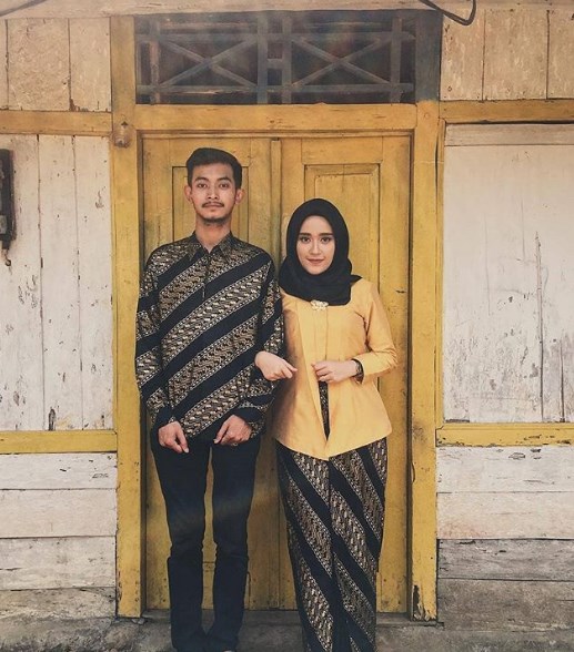 Baju Kebaya Kutubaru Satin Kuning Emas