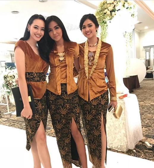 Baju Kebaya Kutubaru Satin Lengan Pendek Golf
