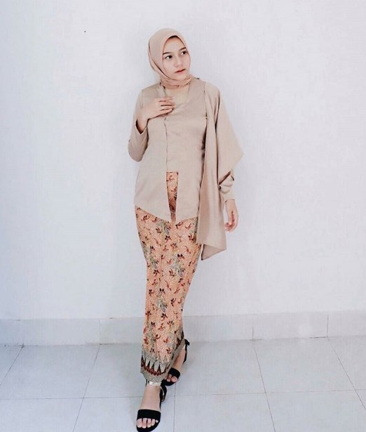 Baju Kebaya Kutubaru Satin Modern Cream