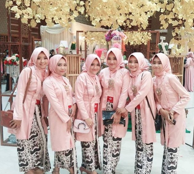 Baju Kebaya Kutubaru Satin Panjang Baby Pink