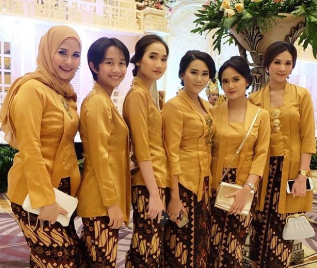 Baju Kebaya Kutubaru Satin Panjang Gold