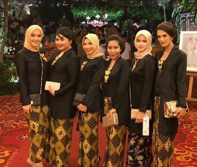 Baju Kebaya Kutubaru Satin Panjang Hitam