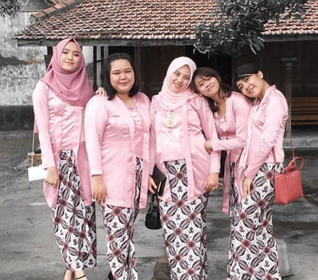 Baju Kebaya Kutubaru Satin Panjang Pink